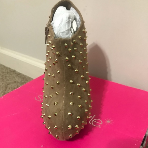 Sassy heels!!😍 Kourtney size 6.5 - Picture 2 of 4